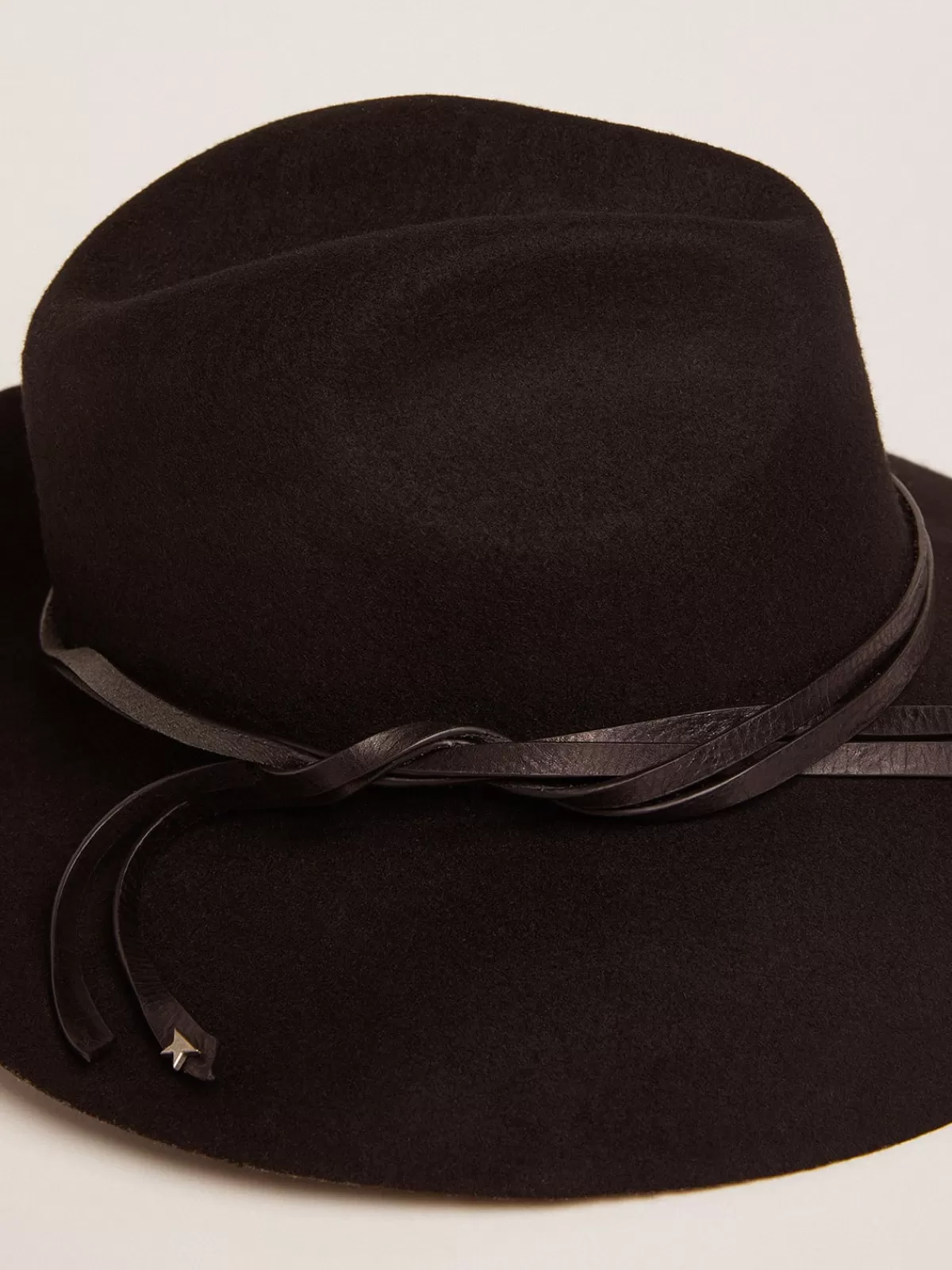 Outlet Golden Goose Cappello nero con cinturino di pelle