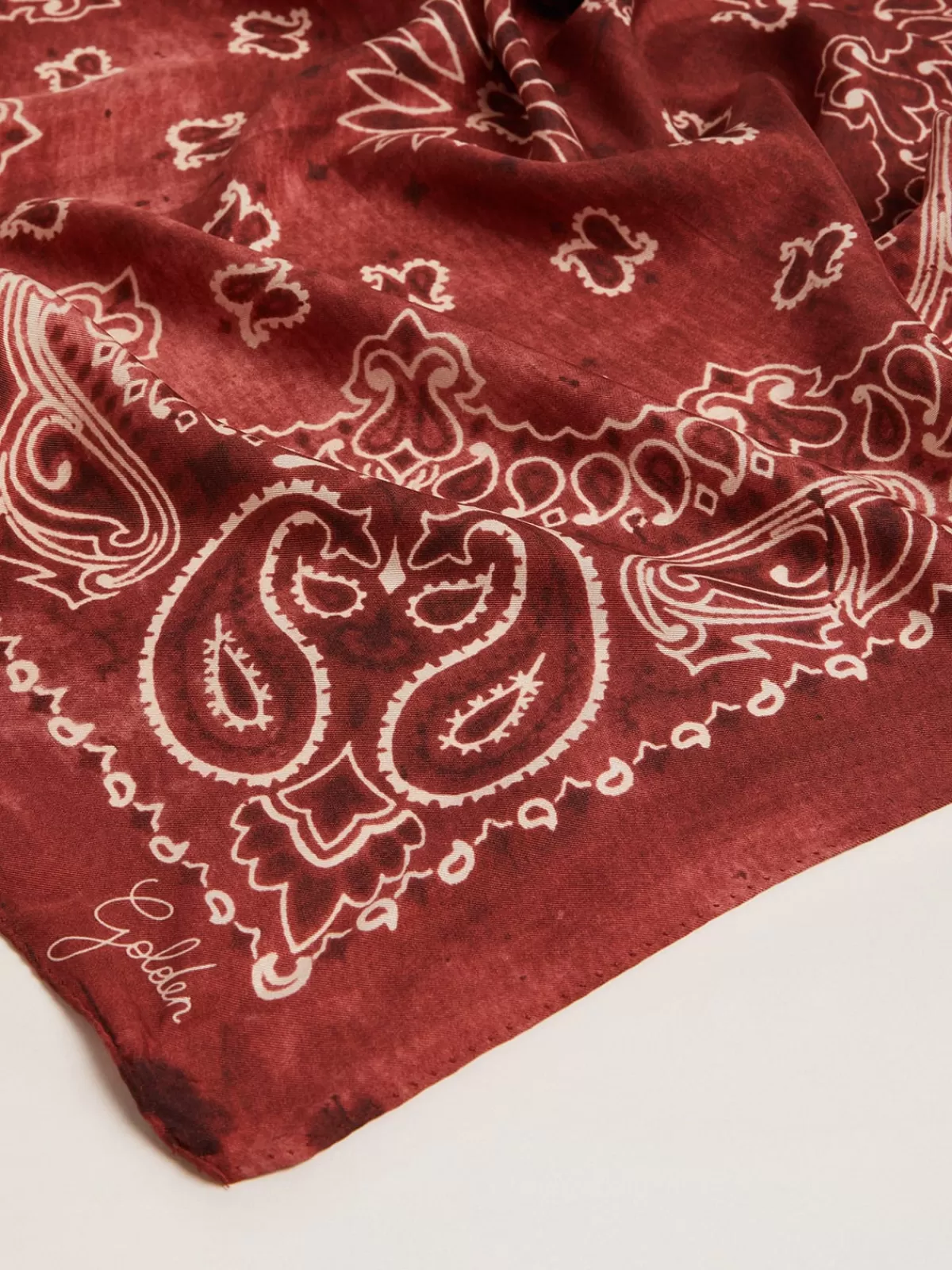 New Golden Goose Foulard bordeaux con motivo paisley