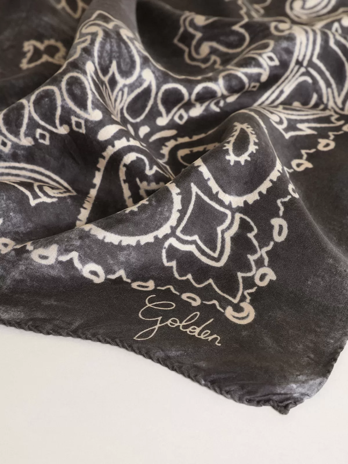 Discount Golden Goose Foulard grigio antracite con motivo paisley