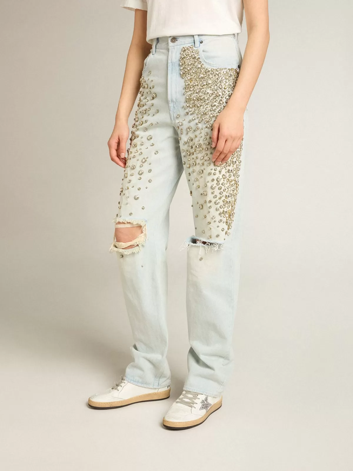 Shop Golden Goose Jeans bleached da donna con cristalli cabochon