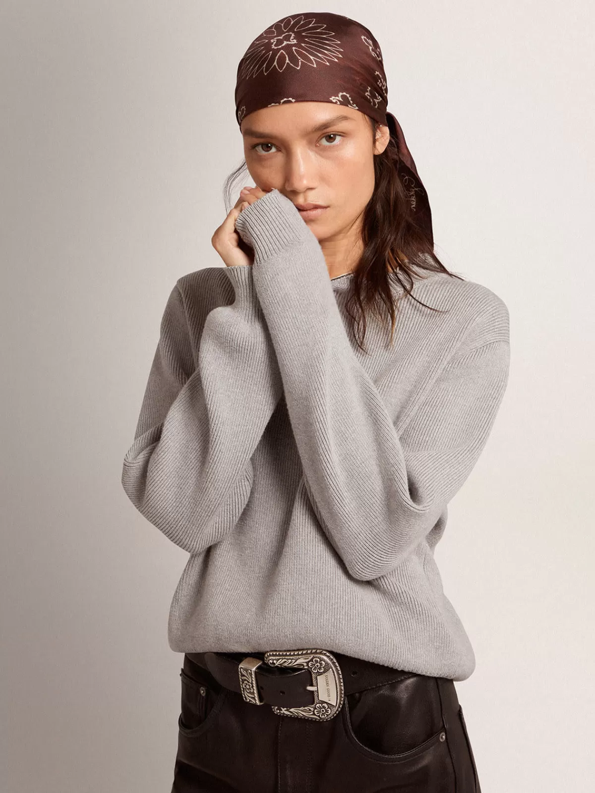 Shop Golden Goose Maglione da donna girocollo in cotone grigio