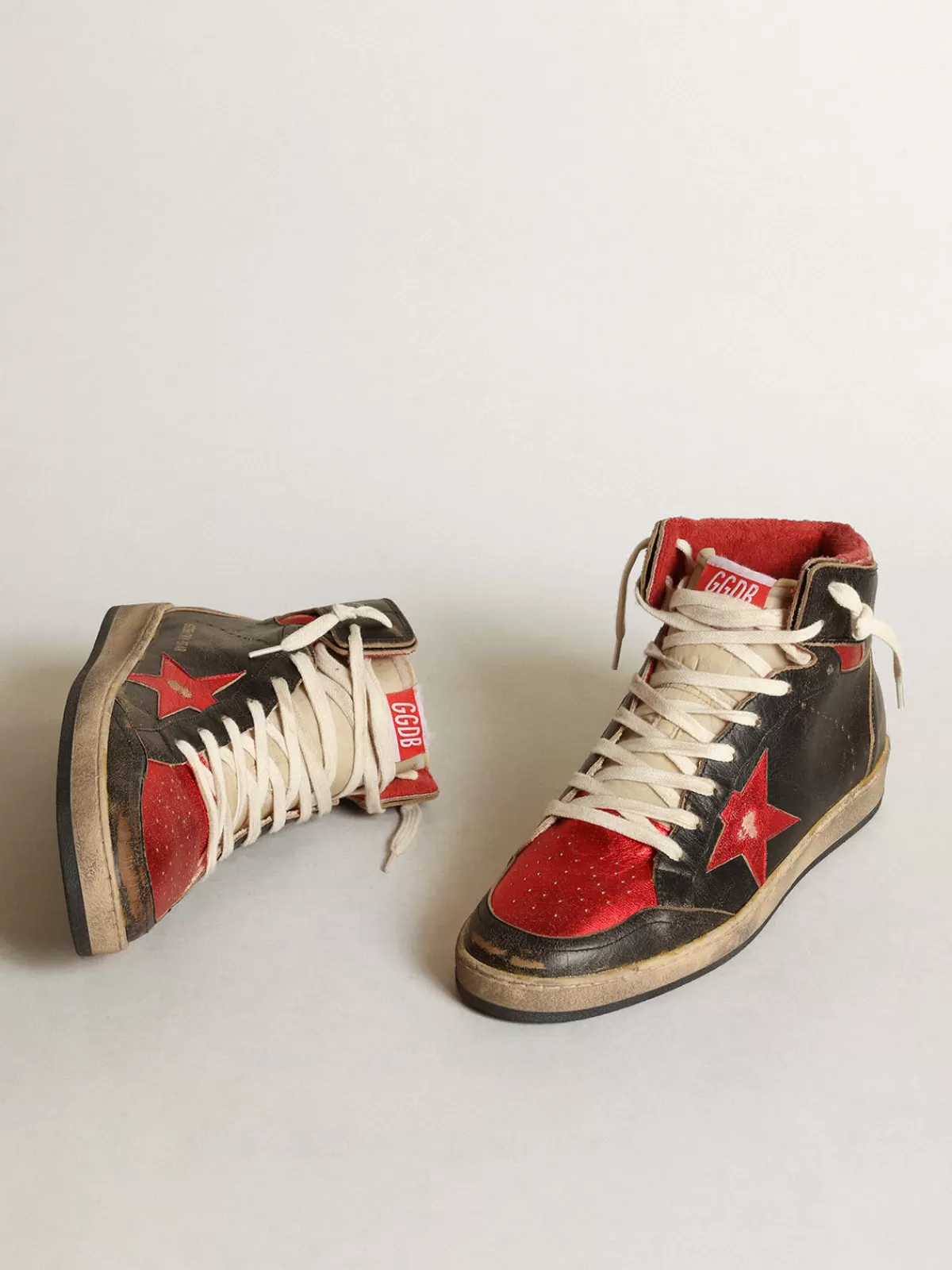 Cheap Golden Goose Sky-Star Uomo in pelle lucida nera con stella rossa