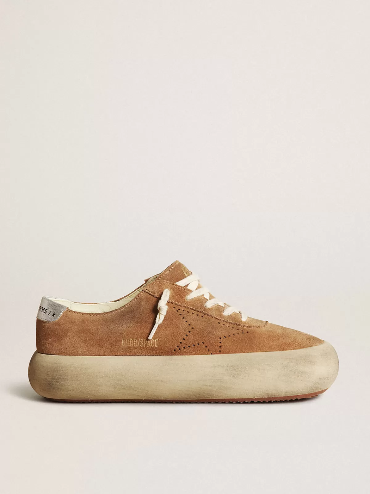 Cheap Golden Goose Space-Star Donna in suede tabacco con stella traforata