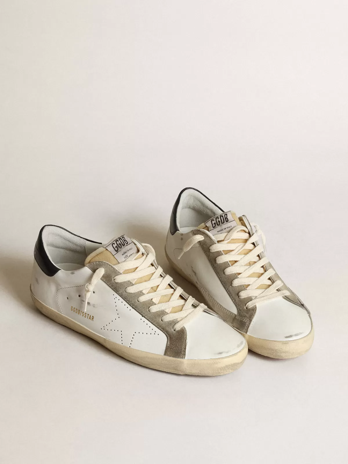 Sale Golden Goose Super-Star Uomo con stella traforata e talloncino blu