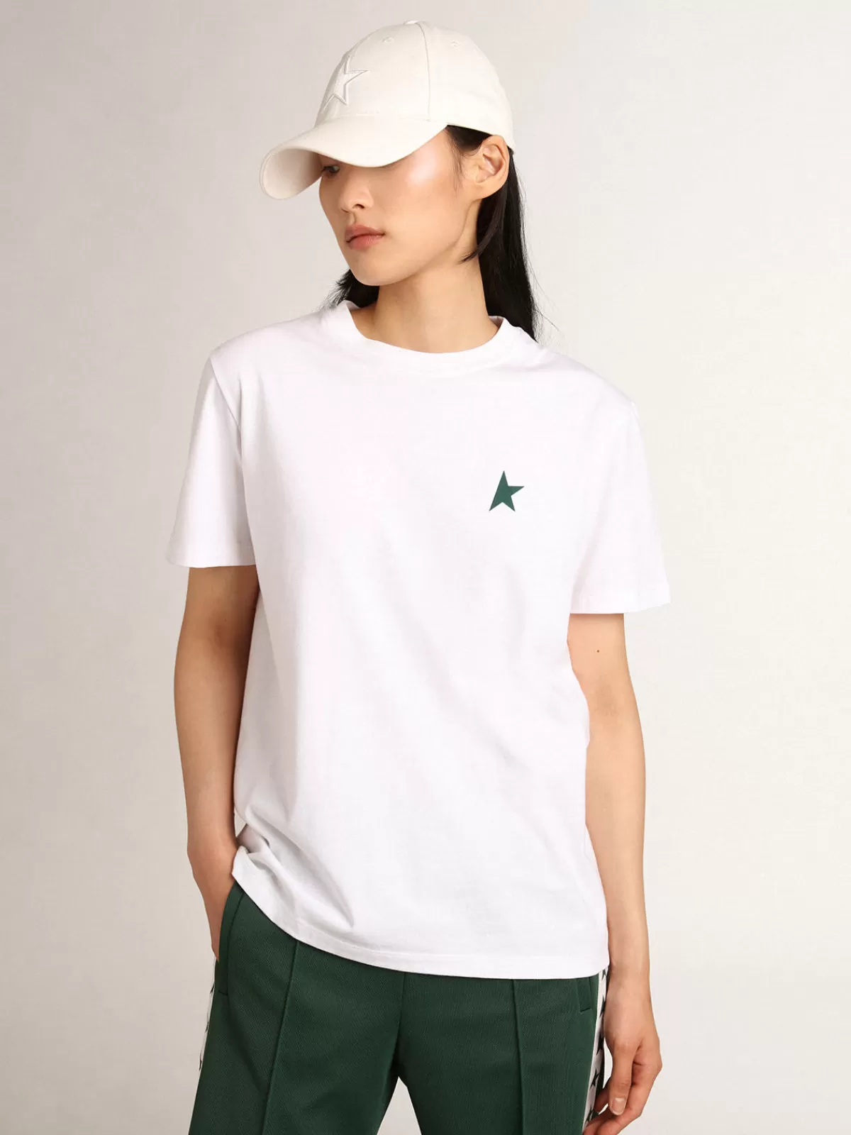 Best Sale Golden Goose T-shirt bianca da donna con stella verde sul davanti