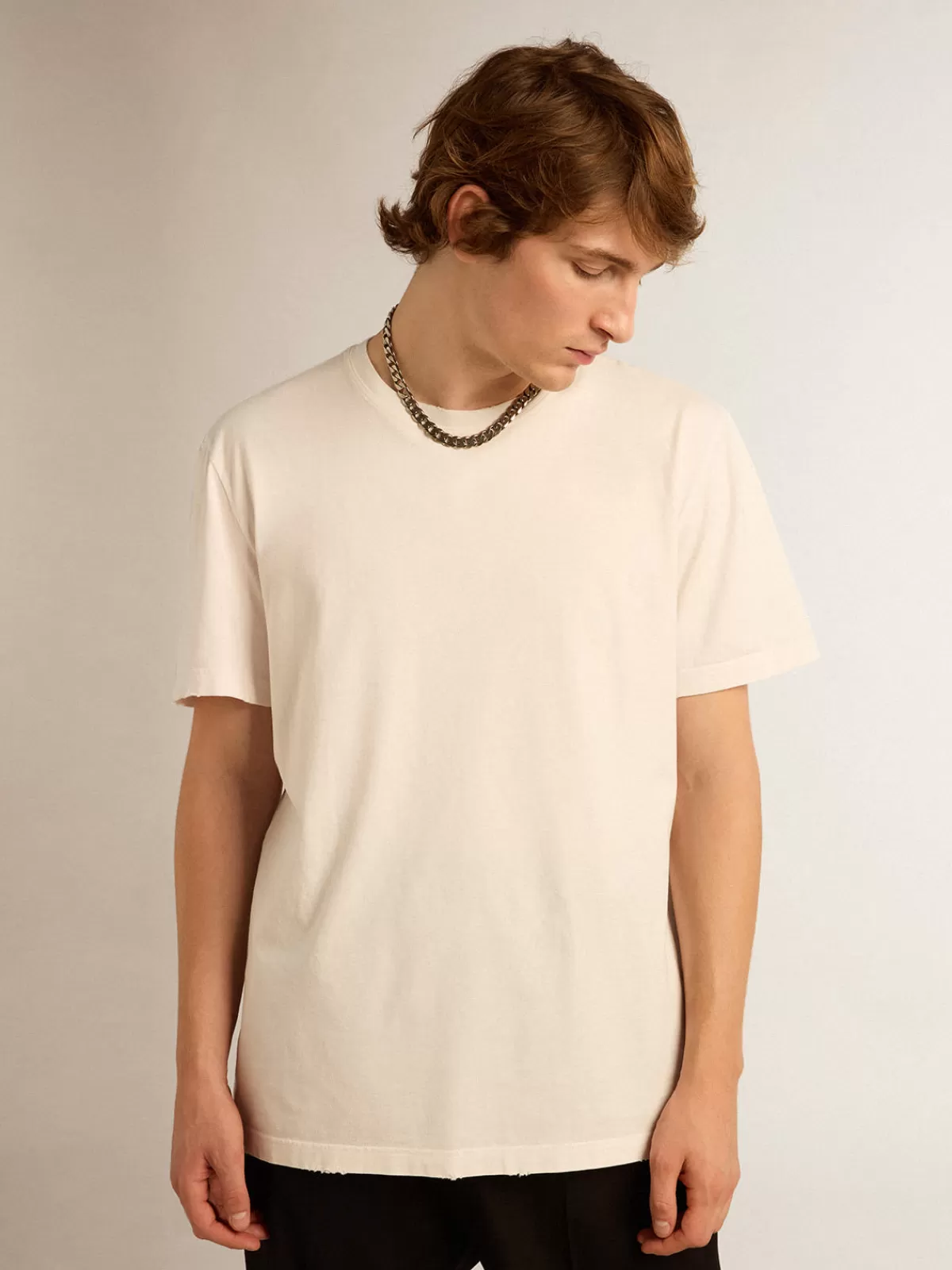 Outlet Golden Goose T-shirt da uomo bianca dal trattamento distressed