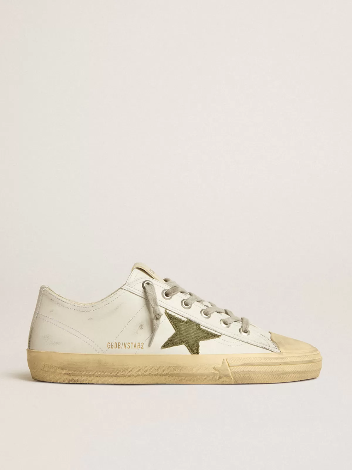 Shop Golden Goose V-Star in pelle bianca con stella in canvas verde